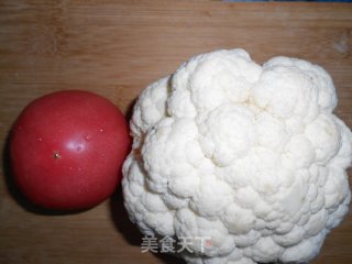 番茄炒菜花的做法步骤：1