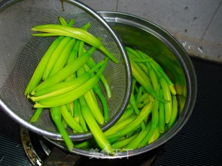 鲜黄花拌金针菇的做法步骤：1
