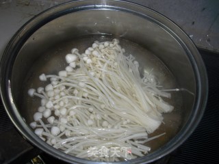 鲜黄花拌金针菇的做法步骤：2