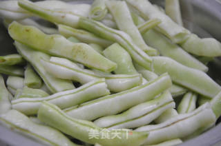 适合夏季食用的干煸菜：干煸芸豆的做法步骤：1