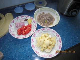 西红柿烧牛肉的做法步骤：1