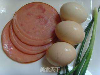 火腿蛋堡的做法步骤：1