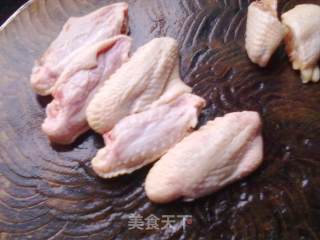 剁椒蒸鸡翅的做法步骤：1