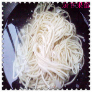 蕃茄鲜酱拌面的做法步骤：2