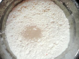 外焦里软的发面油饼子的做法步骤：1