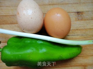 简单易做的家常菜之---青椒炒鸡蛋的做法步骤：1