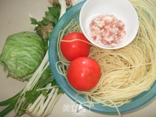 番茄包菜炒米线的做法步骤：1