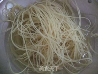 番茄包菜炒米线的做法步骤：2