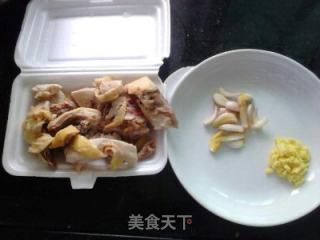 简易爆炒姜葱鸡的做法步骤：1