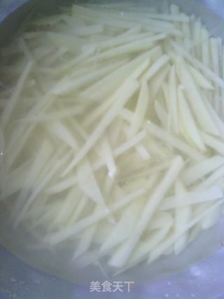 番茄与土豆的巧妙结合——茄汁土豆的做法步骤：1