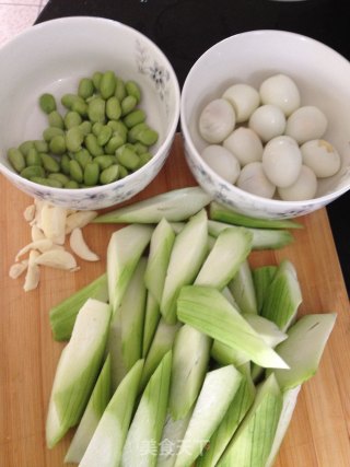 丝瓜毛豆鹌鹑蛋的做法步骤：2