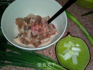 自制凉皮吃法二----酱香肉排焖卷粉的做法步骤：3
