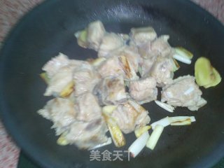自制凉皮吃法二----酱香肉排焖卷粉的做法步骤：6
