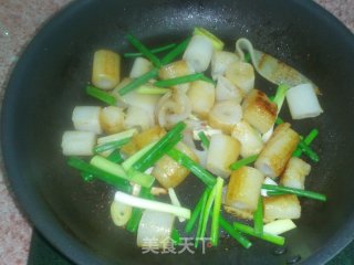 自制凉皮吃法二----酱香肉排焖卷粉的做法步骤：12