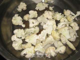 花菜炒虾皮的做法步骤：2