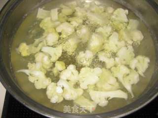 花菜炒虾皮的做法步骤：3
