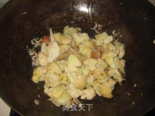 花菜炒虾皮的做法步骤：8