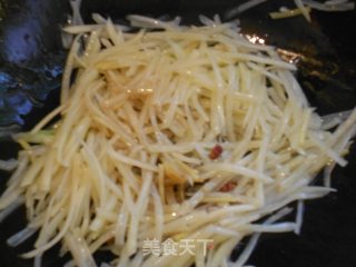 素炒脆双丝---胡萝卜土豆丝的做法步骤：5
