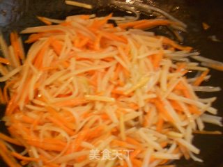 素炒脆双丝---胡萝卜土豆丝的做法步骤：6