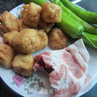 油豆腐炒瘦肉-----家常菜的做法步骤：1