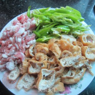 油豆腐炒瘦肉-----家常菜的做法步骤：2