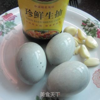 生抽蒜泥拌皮蛋-------凉拌皮蛋的做法步骤：1
