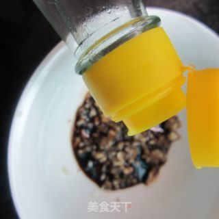 生抽蒜泥拌皮蛋-------凉拌皮蛋的做法步骤：3