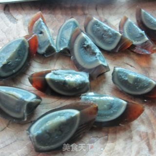 生抽蒜泥拌皮蛋-------凉拌皮蛋的做法步骤：6