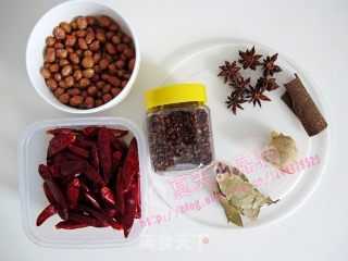 【荔枝】凉拌菜的好搭档－自制香辣红油的做法步骤：1