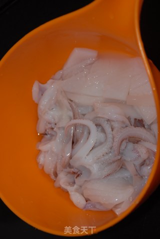 酸菜炒鱿鱼的做法步骤：1