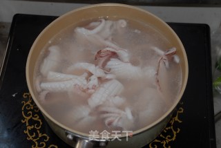 酸菜炒鱿鱼的做法步骤：2