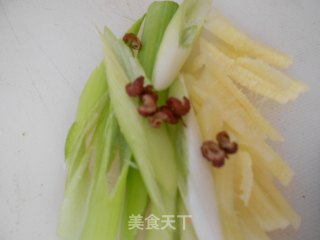 胡萝卜丝炒牛肉的做法步骤：1