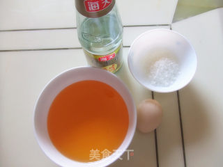 自制沙拉酱（蛋黄酱）的做法步骤：1