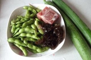 火腿丝瓜炒毛豆的做法步骤：1