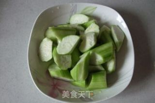 火腿丝瓜炒毛豆的做法步骤：3