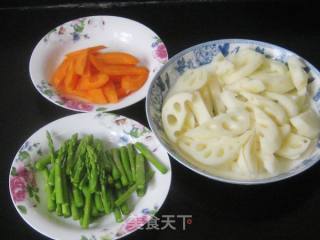 芦笋莲藕炖鸡块的做法步骤：2