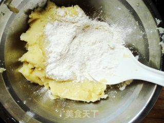 土豆的百变美味------可爱的简易表情土豆煎饼的做法步骤：6