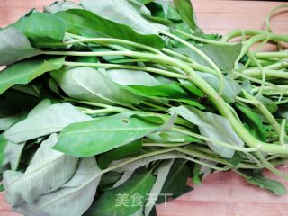 营养丰富的绿叶菜------蒜茸空心菜杆的做法步骤：1