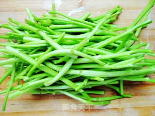 营养丰富的绿叶菜------蒜茸空心菜杆的做法步骤：2