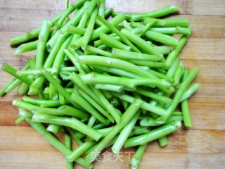 营养丰富的绿叶菜------蒜茸空心菜杆的做法步骤：3