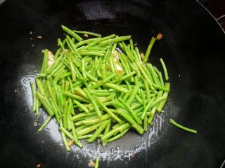 营养丰富的绿叶菜------蒜茸空心菜杆的做法步骤：7