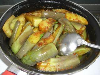 六月鲜豆瓣酱烧茄子的做法步骤：9