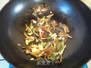 瓜丝炒小鱼干的做法步骤：5