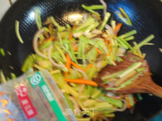 瓜丝炒小鱼干的做法步骤：7
