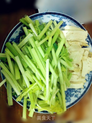 低脂芹菜香干的做法步骤：2