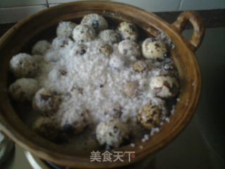 盐焗鹌鹑蛋的做法步骤：1