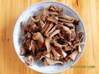 油炸虎掌菌的做法步骤：2