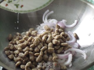 洋葱牛肉粒的做法步骤：3