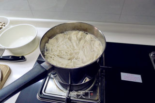 石锅拌饭的做法步骤：4
