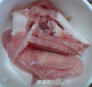 木耳炒肉的做法步骤：1